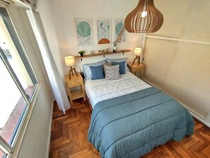 1 dormitorio, tabla de planchar con plancha, wifi y ropa de cama