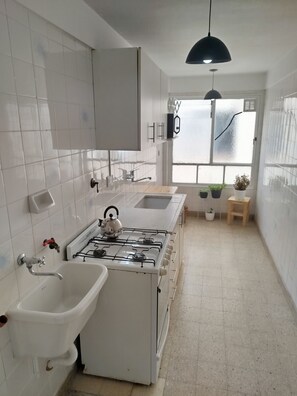 Frigorífico, microondas, horno y placa de cocina