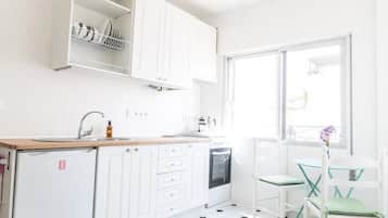 Een koelkast, een magnetron, een kookplaat