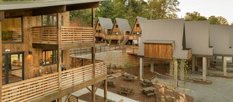 Wrong Way River Lodge & Cabins