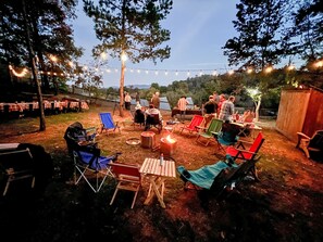 Outdoor banquet area - Wrong Way River Lodge & Cabins (Asheville)