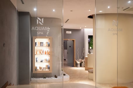 Salas de tratamiento para parejas, un sauna, una bañera de hidromasaje