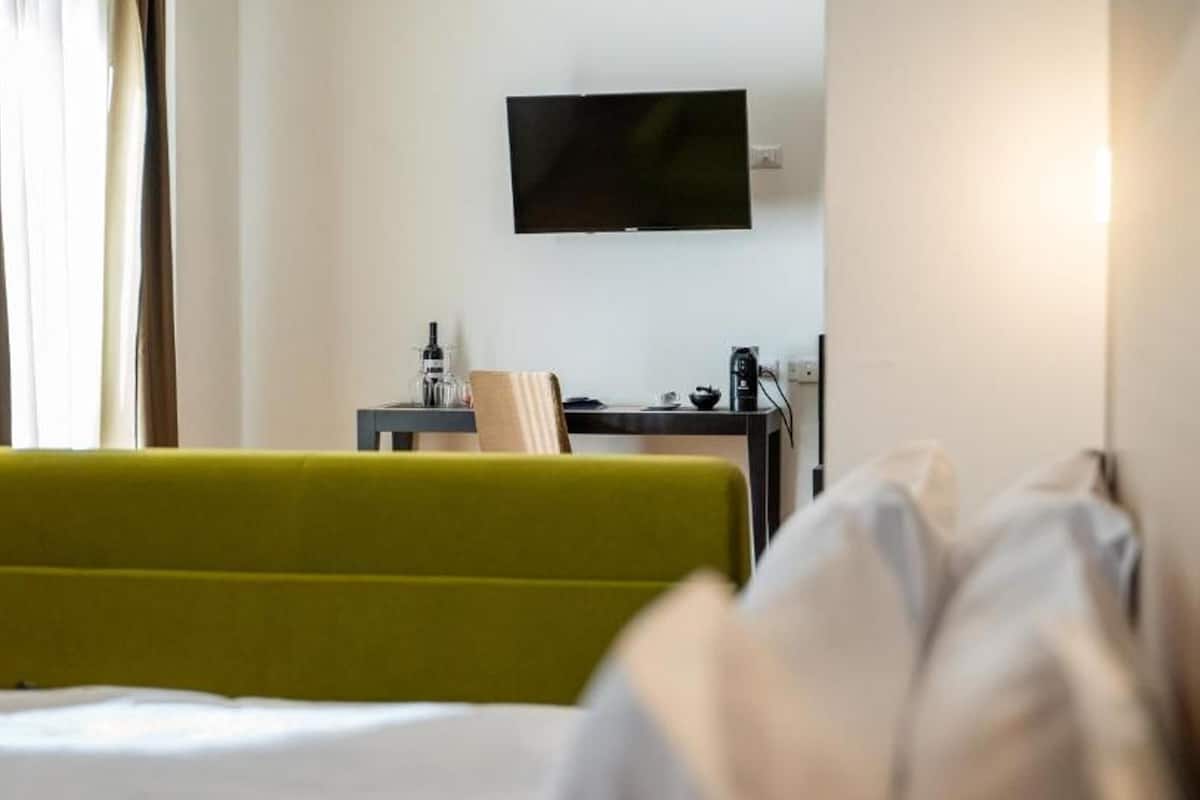 Suite, 1 King Bed, Non Smoking | In-room safe, blackout drapes, soundproofing, free WiFi