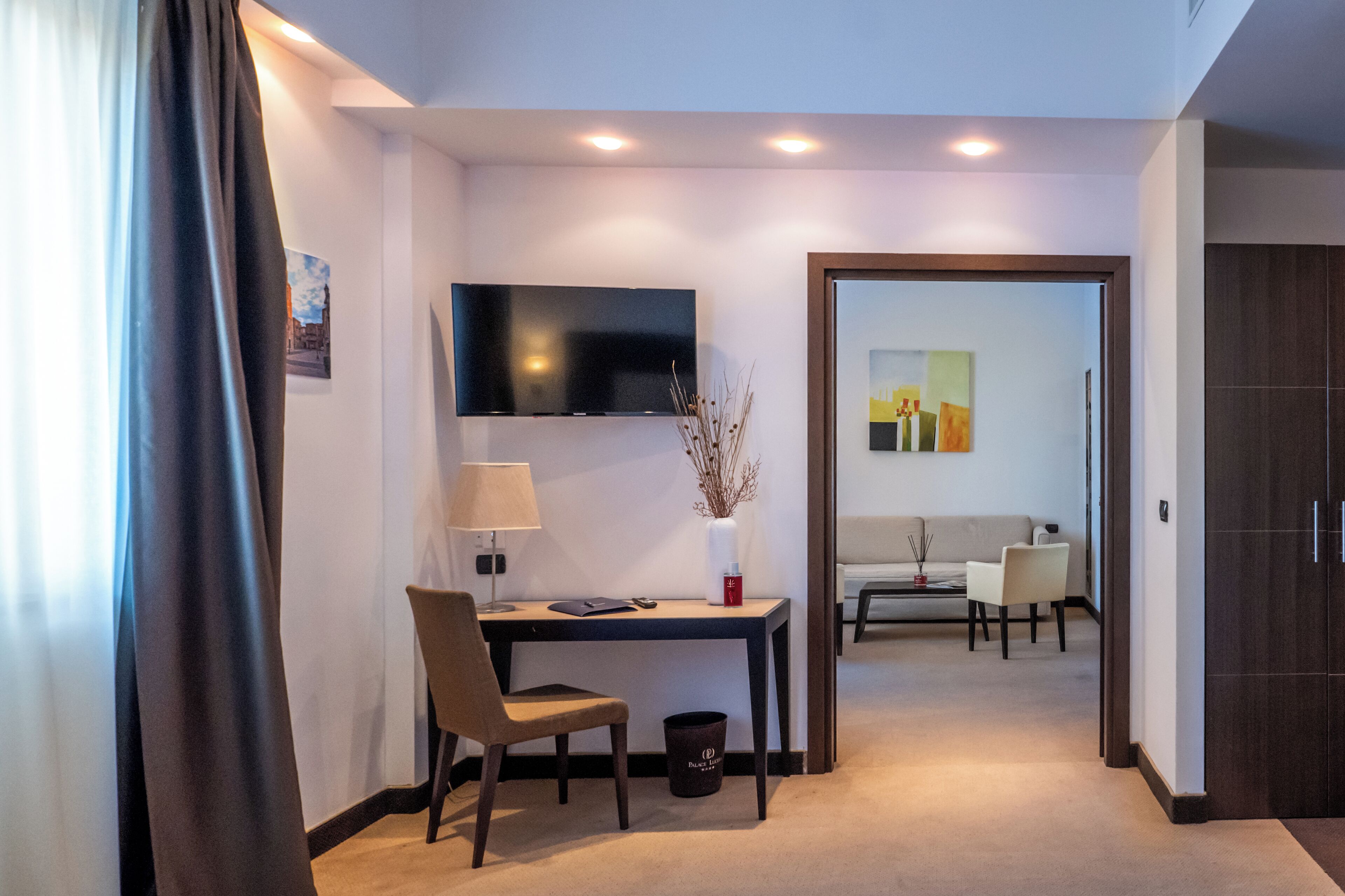 Panoramic-Suite | Wohnbereich | Fernseher