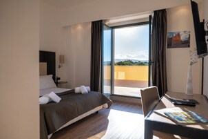 Habitación Confort doble, 1 cama de matrimonio, terraza | Caja fuerte, cortinas opacas, sistema de insonorización y wifi gratis