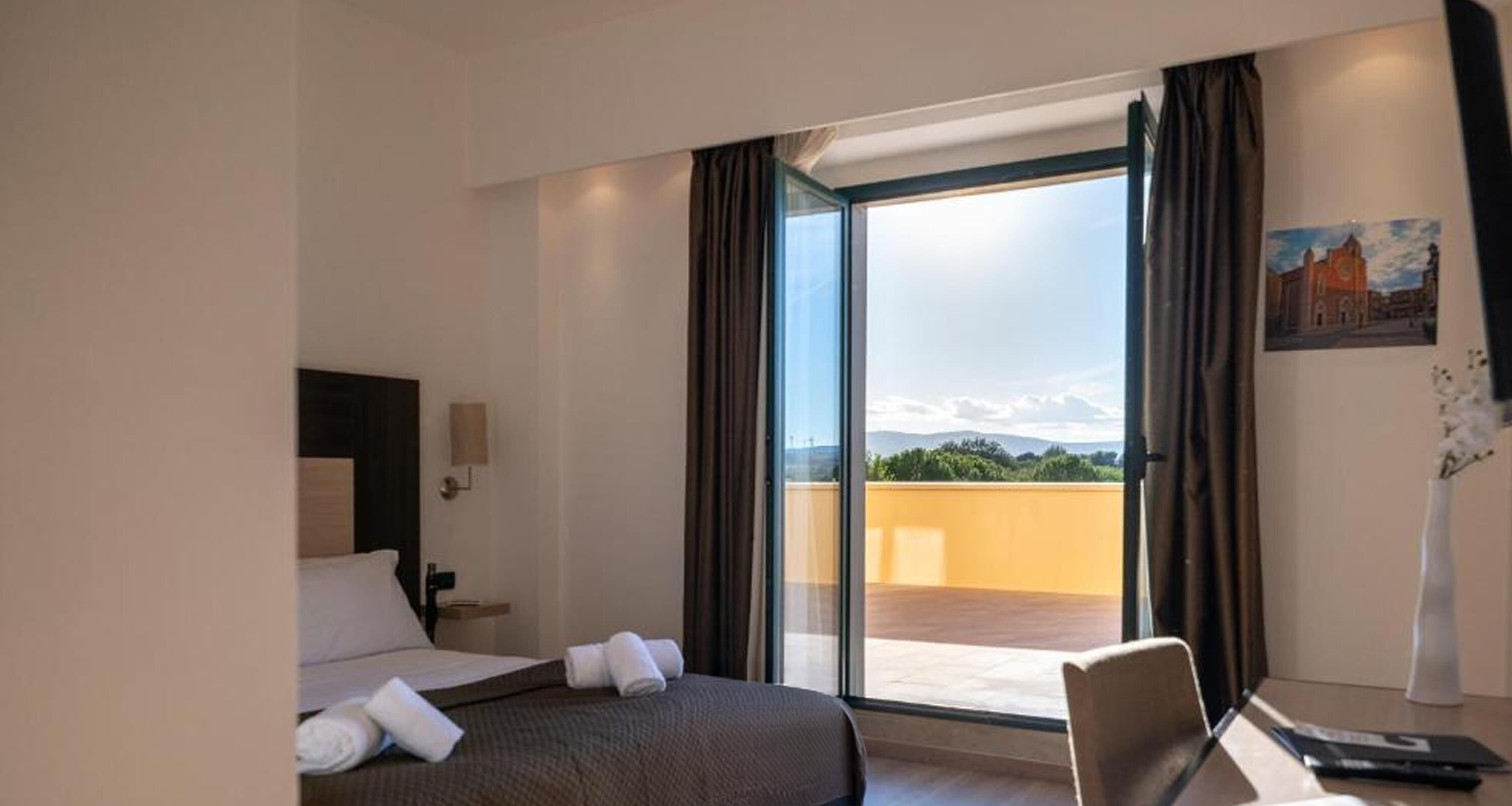 Comfort Room, 1 King Bed, Non Smoking, Terrace (Shower Only) | In-room safe, blackout drapes, soundproofing, free WiFi