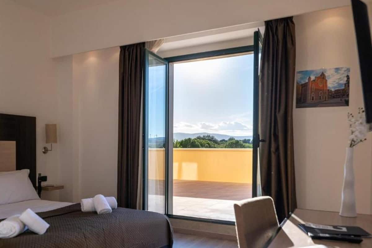 Comfort Room, 1 King Bed, Non Smoking, Terrace (Shower Only) | In-room safe, blackout drapes, soundproofing, free WiFi