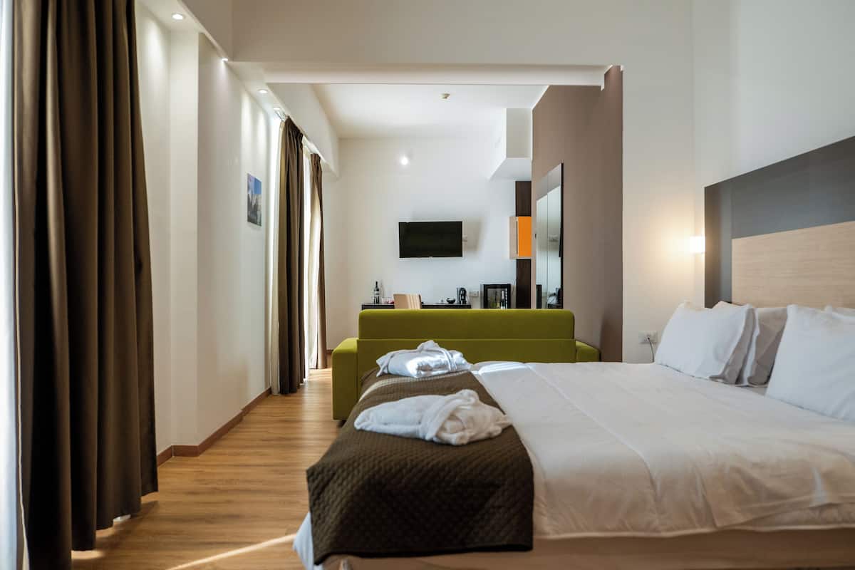 Executive Suite | 1 bedroom, in-room safe, blackout curtains, soundproofing