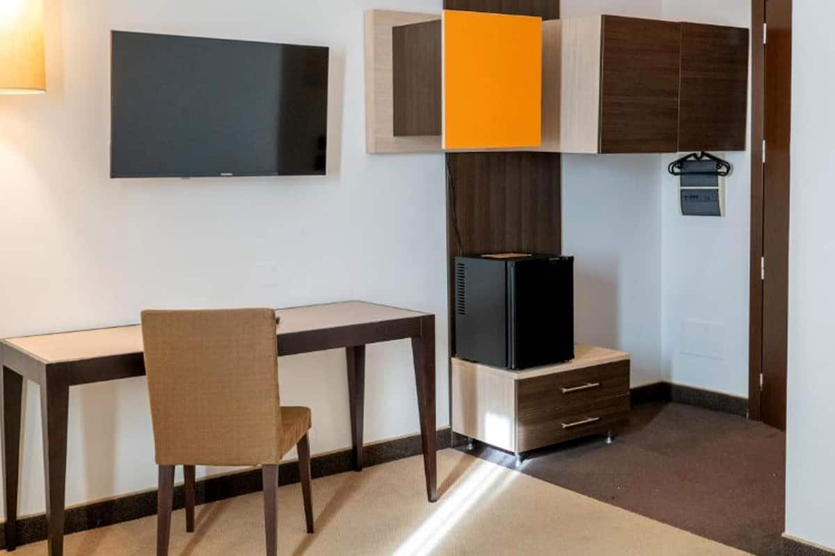 Comfort Room, 1 Double Bed, Accessible, Non Smoking | In-room safe, blackout drapes, soundproofing, free WiFi