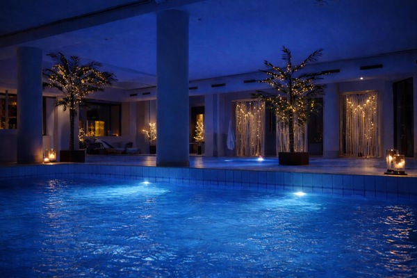 Couples treatment rooms, sauna, hot tub, aromatherapy