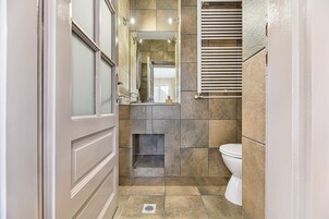 Comfort Double Room | Bathroom | Shower, rainfall showerhead, free toiletries, hair dryer