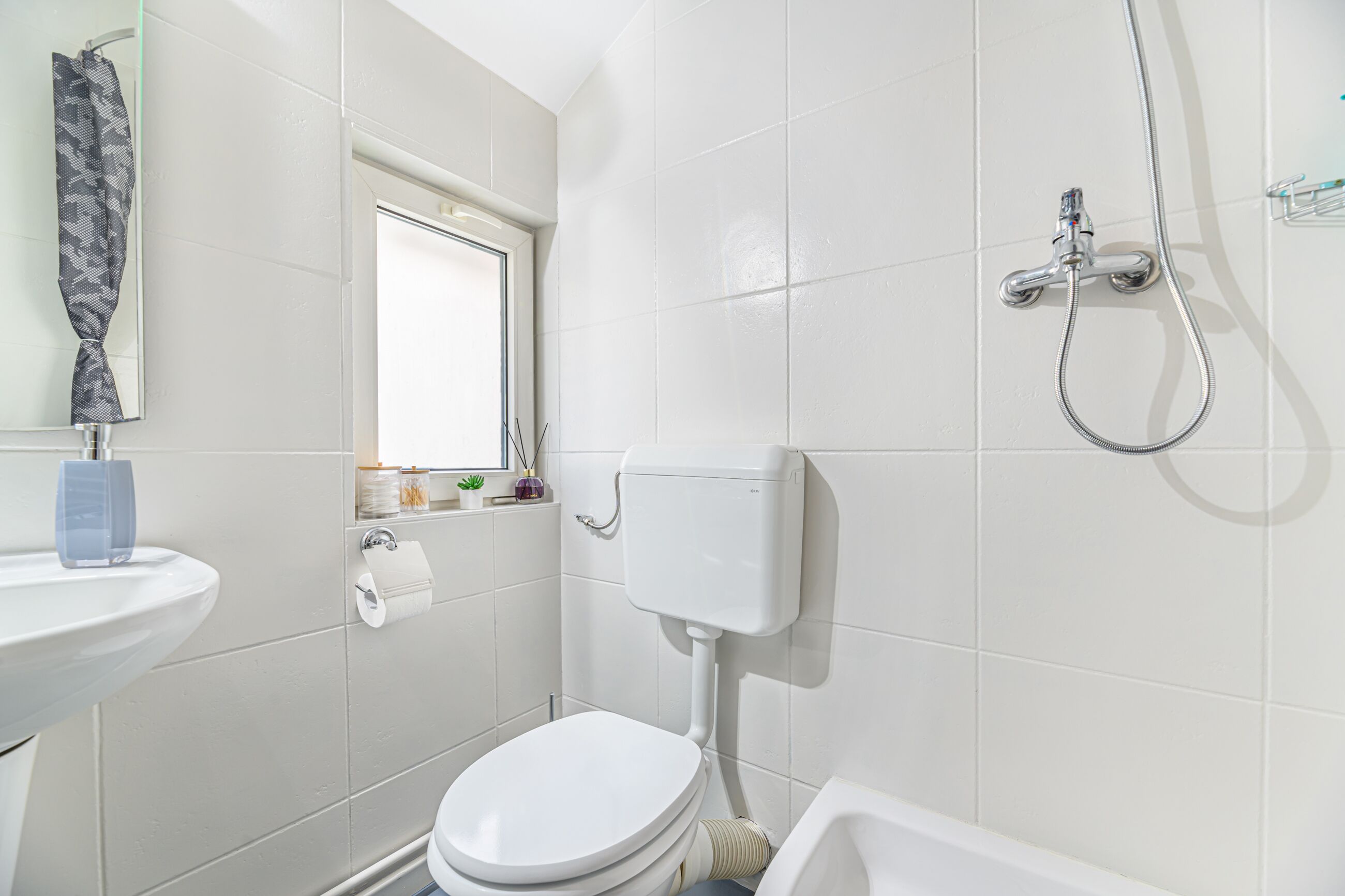 Classic Double Room, City View | Bathroom | Shower, rainfall showerhead, free toiletries, hair dryer
