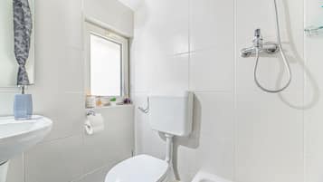 Classic Double Room, City View | Bathroom | Shower, rainfall showerhead, free toiletries, hair dryer