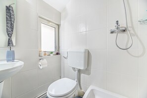 Classic-Doppelzimmer, Stadtblick | Badezimmer | Dusche, Regendusche, kostenlose Toilettenartikel, Haartrockner