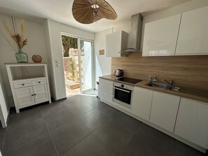 Fridge, microwave, oven, stovetop - Maison Guyenne
Lovely, cosy house furnished with care and comfort (Béziers)