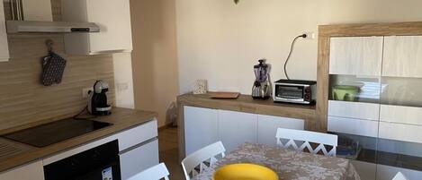 Réfrigérateur, four à micro-ondes, un four, surface de cuisson