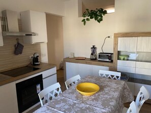 Réfrigérateur, four à micro-ondes, un four, surface de cuisson