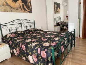 1 bedroom, bed sheets