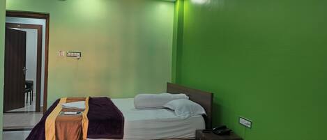 Une chambre à coucher avec un lit, une table de chevet et une commode.