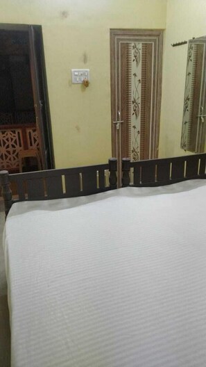 Deluxe Triple Room - Shiv Sadan Palace 1940 (Varanasi)