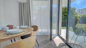 Comfort Apartment, Garden View | Iron/ironing board, free WiFi, bed sheets