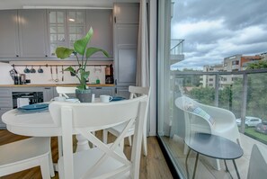 Departamento Confort | Cocineta privada | Refrigerador con congelador, parrilla de estufa y lavavajillas