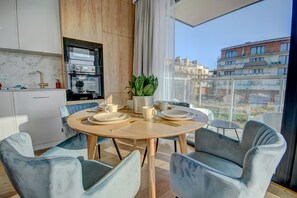 Appartement Confort | Cuisinette privée | Réfrigérateur grande capacité avec congélateur, surface de cuisson