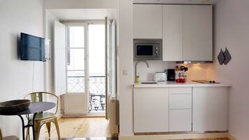 Apartemen Standar | Dapur pribadi | Lemari es, microwave, mesin pencuci piring, dan ketel listrik