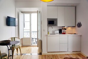 Standard-Apartment | Eigene Küche | Kühlschrank, Mikrowelle, Geschirrspüler, Wasserkocher