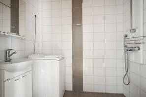 Basic Apartment | Bathroom | Shower, hair dryer, towels, toilet paper - Kotimaailma Apartments Kamppi - 2BR (Helsinki)