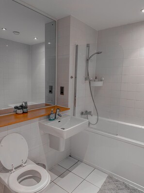 Apartment | Bathroom | Combined shower/bathtub, deep-soaking bathtub, free toiletries - Entire 2BR Flat Rental in Manchester City Centre (Salford)
