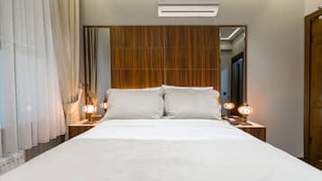 Kamar Comfort, pemandangan kota | 1 kamar tidur, brankas, meja kerja, dan tirai kedap cahaya
