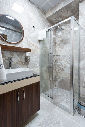 Comfort kamer, uitzicht op stad | Badkamer | Gratis toiletartikelen, een haardroger, pantoffels