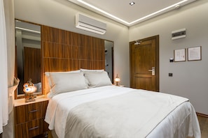 Zimmersafe, Schreibtisch, Verdunkelungsvorhänge, schallisolierte Zimmer