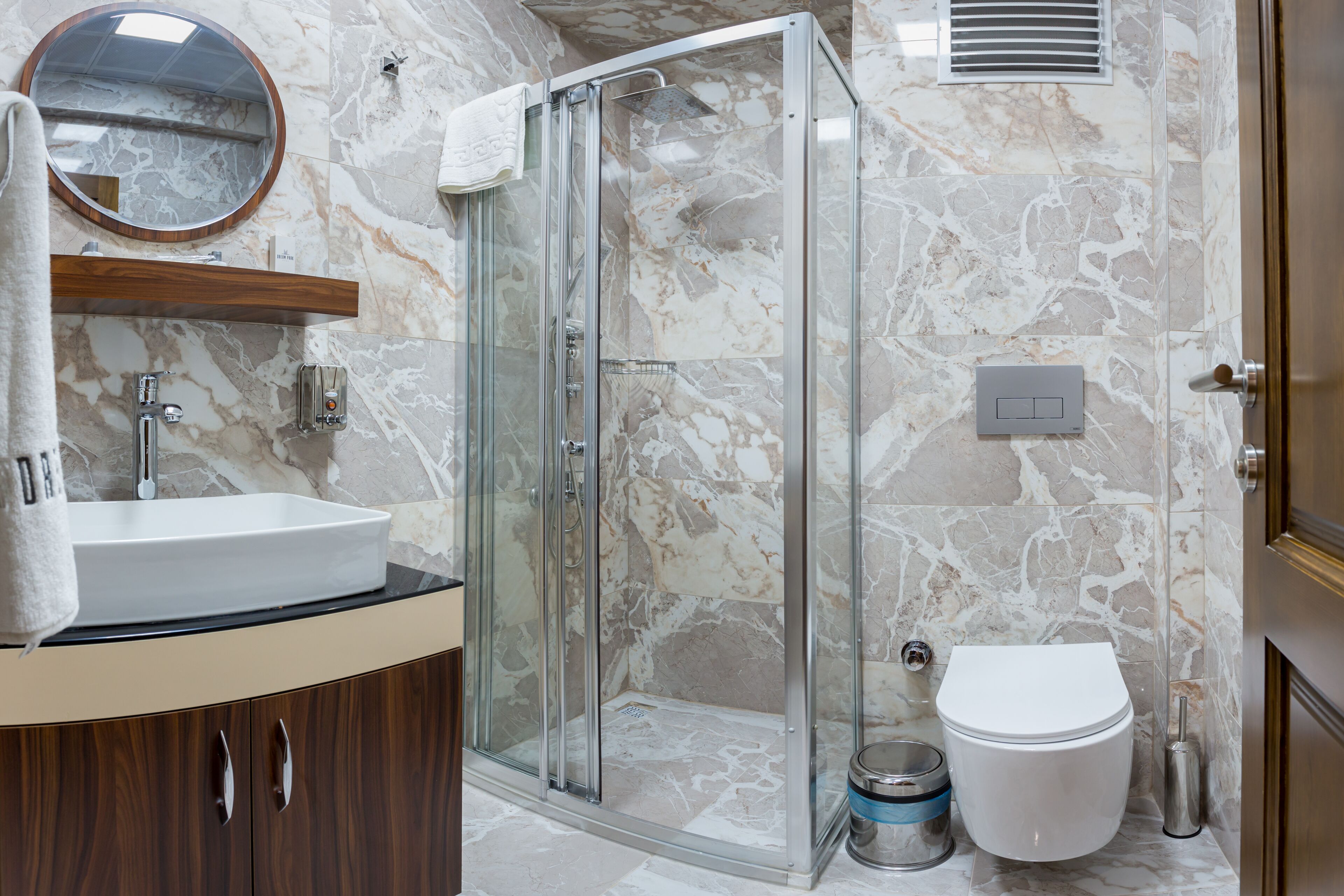 Chambre Confort, vue ville | Salle de bain | Articles de toilette gratuits, sèche-cheveux, chaussons