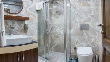 Chambre Confort, vue ville | Salle de bain | Articles de toilette gratuits, sèche-cheveux, chaussons