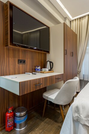 Quarto conforto, vista para a cidade | Cofres nos quartos, escrivaninha, cortinas blackout