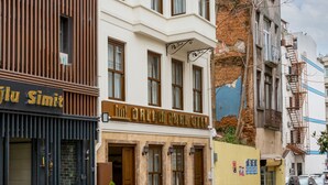 Un edificio con escaparate identificado como "Juli Simit" y un cartel que indica "Park Hotel".