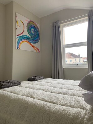2 bedrooms, iron/ironing board, free WiFi, bed sheets - Central 2 bed flat. Free parking (Off-street) (Bristol)