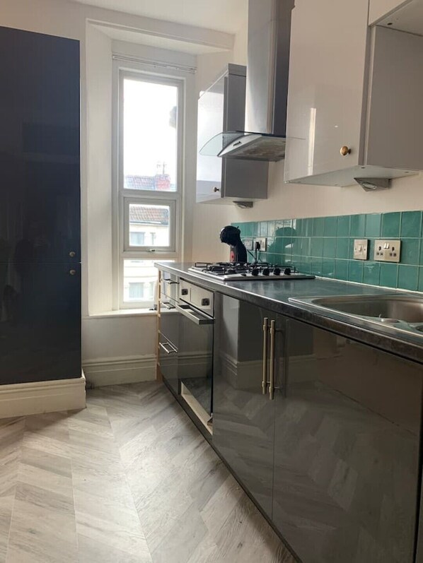 Fridge, oven, coffee/tea maker, electric kettle - Central 2 bed flat. Free parking (Off-street) (Bristol)