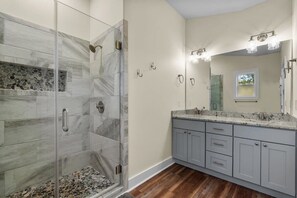 Dusche, Haartrockner, Handtücher, Shampoo
