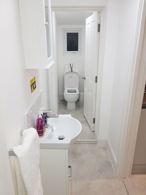 シャワー、タオル、トイレットペーパー