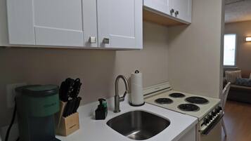 Coffee/tea maker, fridge, microwave, oven