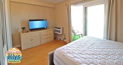 1 BR/1 BA Penthouse Suite - 1 Block to Beach/Boards/Fun