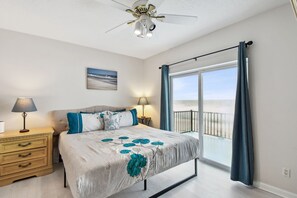 7 habitaciones, escritorio y tabla de planchar con plancha