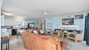 Téléviseur, lecteur de DVD, bureau