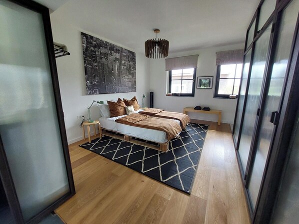 1 habitación, tabla de planchar con plancha, wifi y ropa de cama