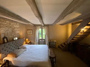 5 bedrooms, iron/ironing board, WiFi, bed sheets