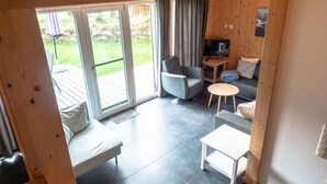 En modern inredning med en soffa, en fåtölj och ett litet bord.