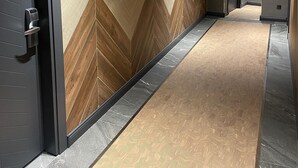 A hallway with a chevron-patterned wall, a number sign indicating room 305, and a patterned carpet. - Hotel Eronur (Bilecik)